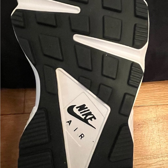 Men’s Nike Air Huarache running shoes. - Picture 7 of 9